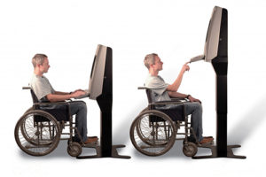 Osoba z niepełnosprawnością korzysta z infokiosku